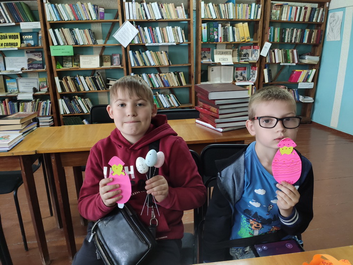 Накануне светлого праздника Пасхи, библиотекарь Ближненской библиотеке-филиал для своих юных читателей провела мастер-класс «Моя пасхальная корзиночка».